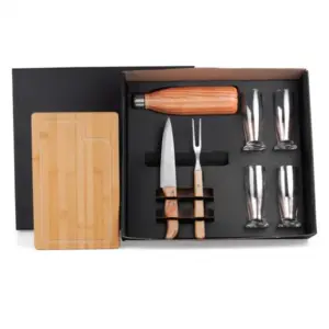 Kit para churrasco com copos e garrafa 8 peças personalizado