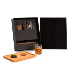 Kit bar e petiscos com bandeja em bambu e copos personalizado